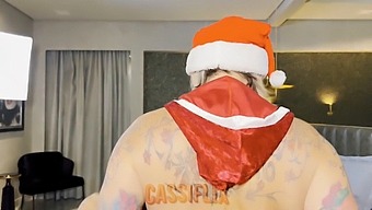 Mrs. Claus Reveals Her Enticing Rear To A Well-Behaved Youngster. Enjoy On Cassiflix.