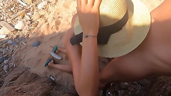 Vagina-Masturbator Tillfredsställer Sina Begär Efter Sex Med En Stor Kuk På Stranden