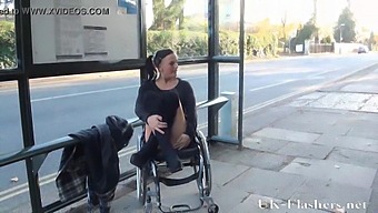 障害者のアダルトフィルムスターによるヌードの公開展示